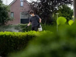 MAXXPACK Pressure Sprayer 7.5 Litre 18V Bare Unit -HomeTool Haven BAT7064050 INUSE3