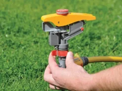 Hozelock 2550 Pulsating Sprinkler 450m² -HomeTool Haven HOZ2550 INUSE3