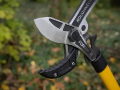 XT Pro Telescopic Anvil Loppers 695 - 945mm -HomeTool Haven ROU66866 INUSE4