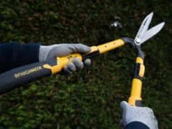 XT Pro Telescopic Hedge Shears 700 - 895mm -HomeTool Haven ROU66871 INUSE1