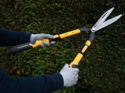 XT Pro Telescopic Hedge Shears 700 - 895mm -HomeTool Haven ROU66871 INUSE3