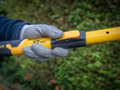 XT Pro Telescopic Hedge Shears 700 - 895mm -HomeTool Haven ROU66871 INUSE7