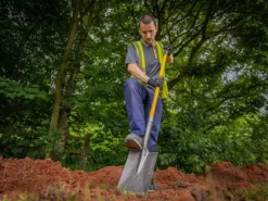 Digging Spade, Long Handle -HomeTool Haven ROU68223 INUSE1